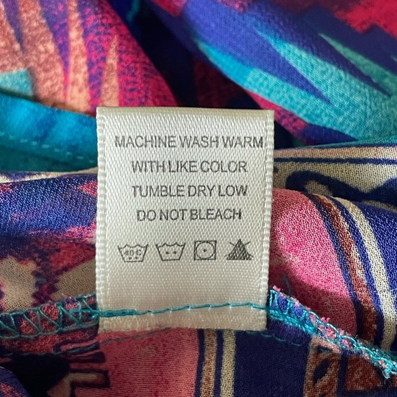 Semi-sheer geometric pattern blouse, size L. - Picture 12 of 12